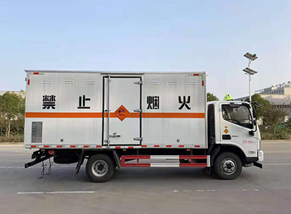 新青爆破器材运输车
